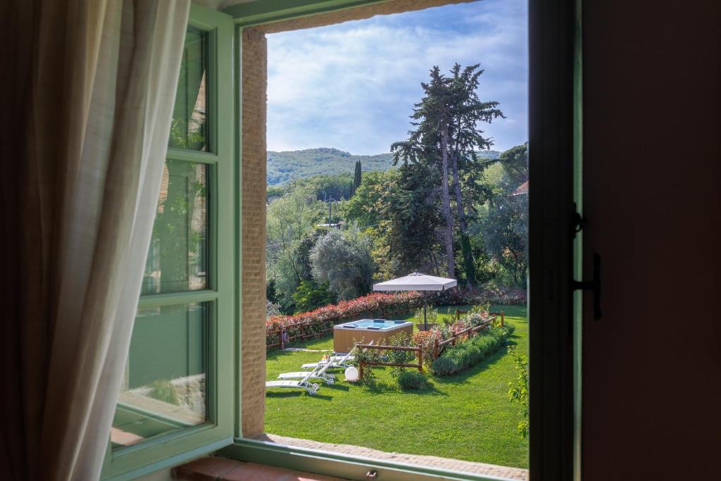 A garden outside Il Meriggeto
