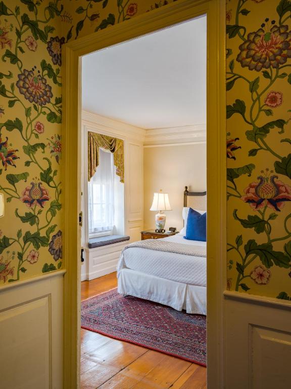 Harbor Light Inn - Deluxe King Room