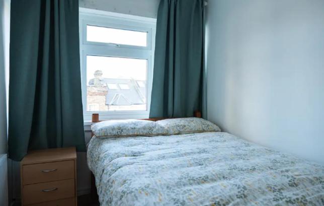London Retreat: Double Bedroom in Trendy Battersea
