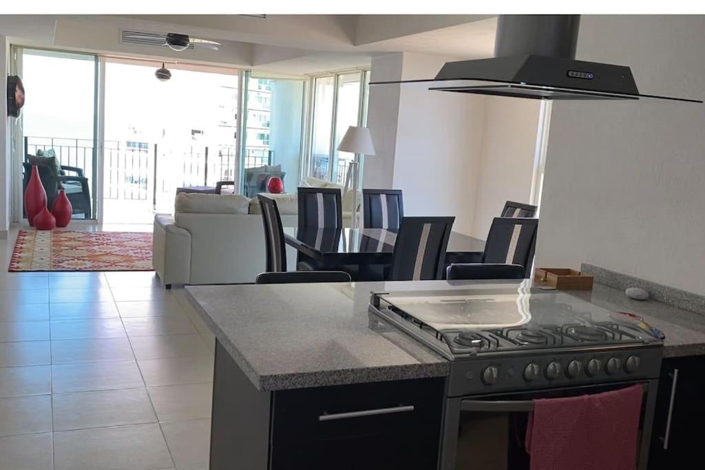 Kuchyň nebo kuchyňský kout v ubytování Ocean front Grand Venetian corner condo