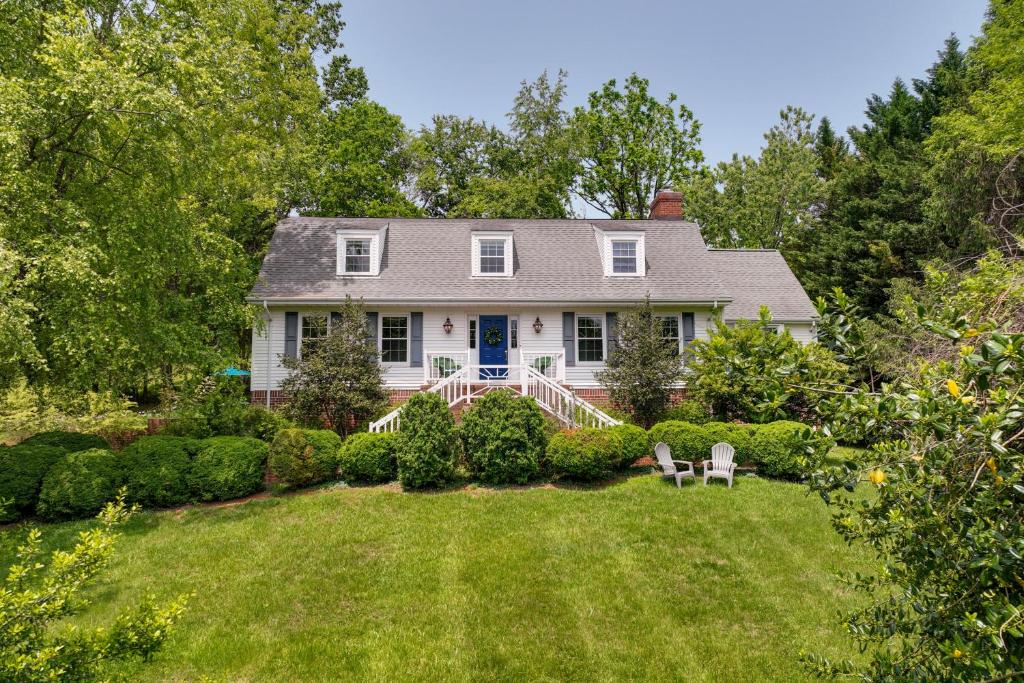 Κήπος έξω από το Rural and Spacious Virginia Home on about 2 Acres!