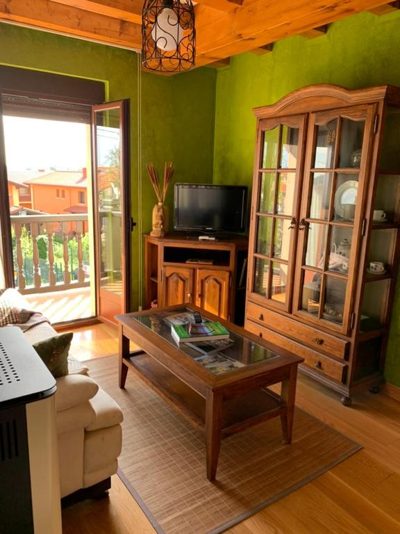 TV a/nebo společenská místnost v ubytování Alojamiento Turístico Prellezo
