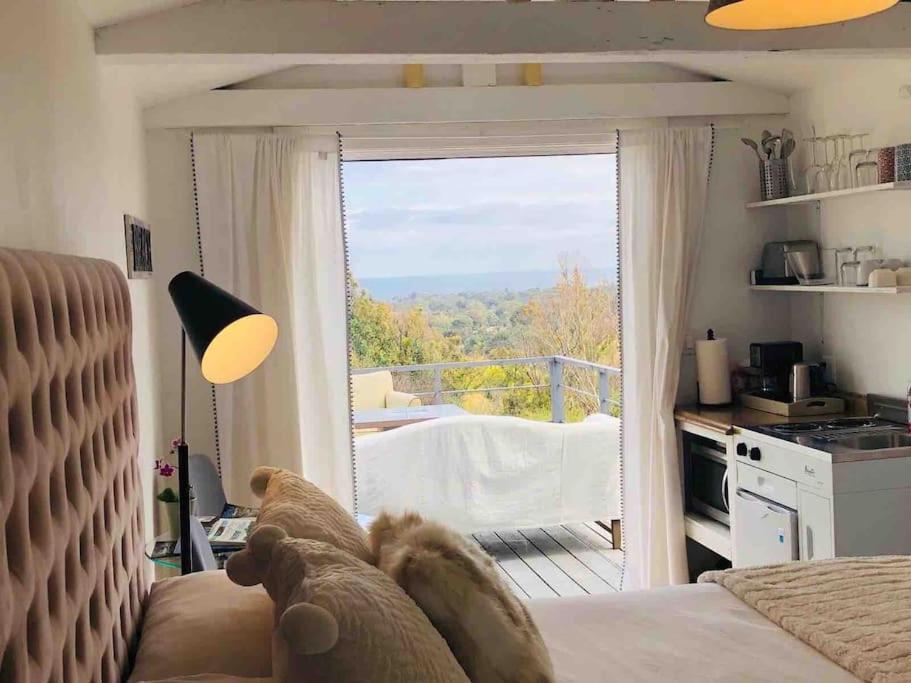 1 dormitorio con cama y vistas a un balcón en Cozy Malibu Getaway, Short Drive to Beach & Hike, en Malibú