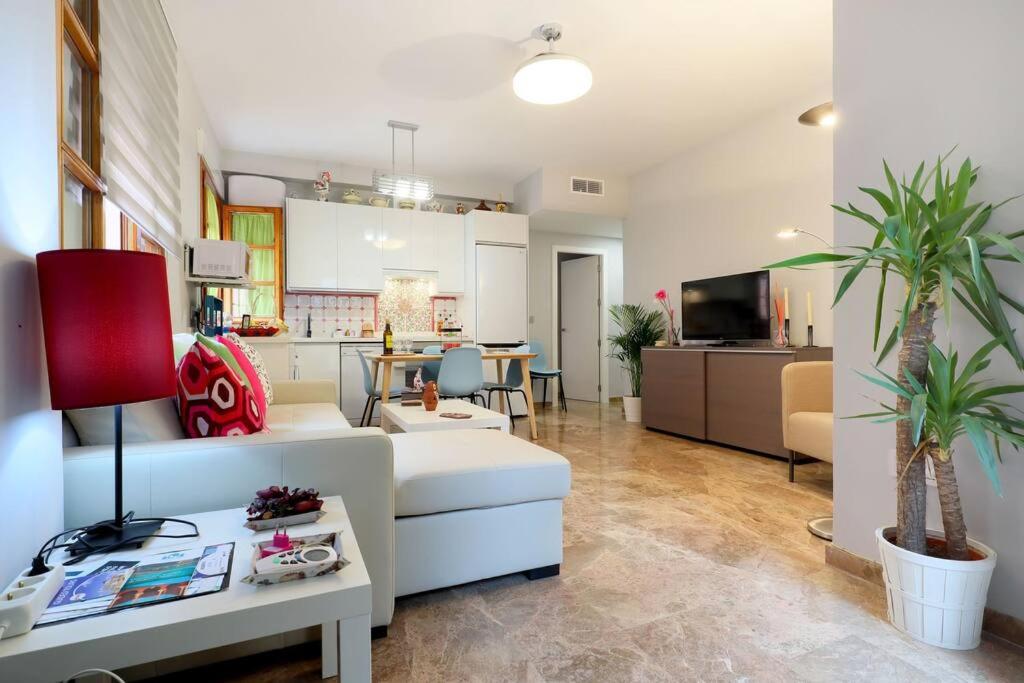 A kitchen or kitchenette at casa de los patios amurallados