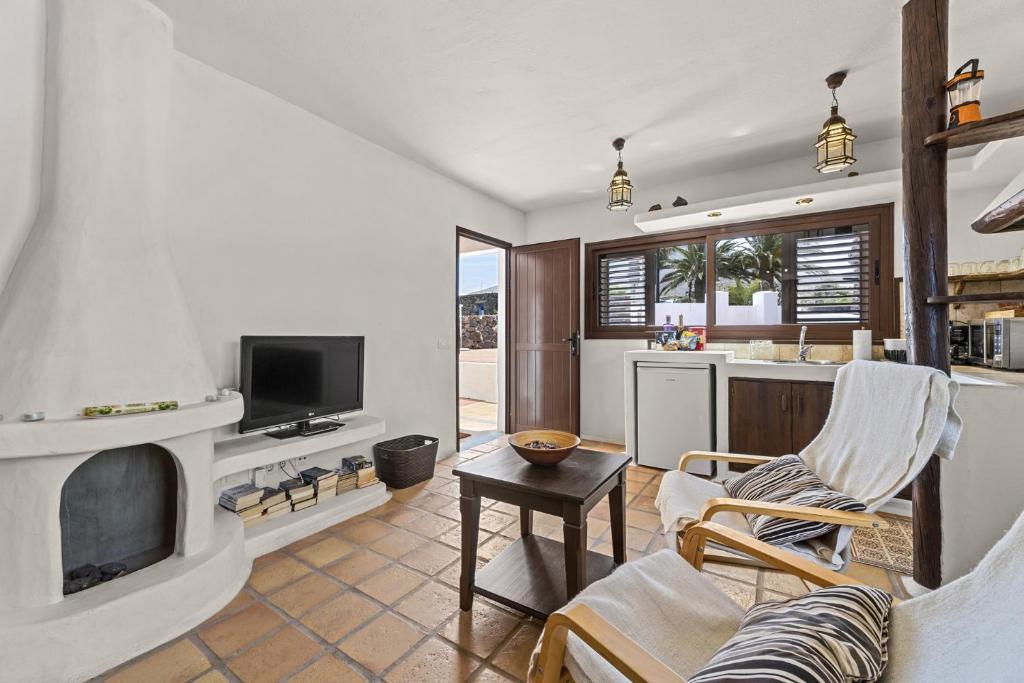 Televízia a/alebo spoločenská miestnosť v ubytovaní Bermeja - Apartamento rural con piscina