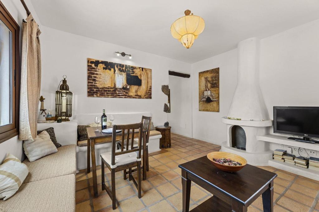 Televízia a/alebo spoločenská miestnosť v ubytovaní Bermeja - Apartamento rural con piscina