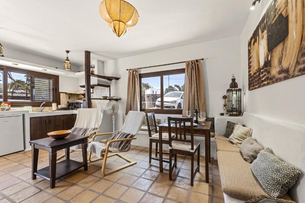 Posedenie v ubytovaní Bermeja - Apartamento rural con piscina
