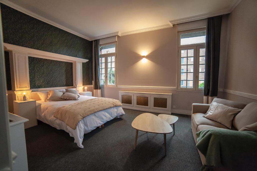 1 dormitorio con 1 cama y 1 sofá en MAISON RENARD en Béthune