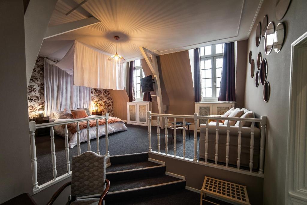 a small room with a crib and a bedroom at MAISON RENARD in Béthune