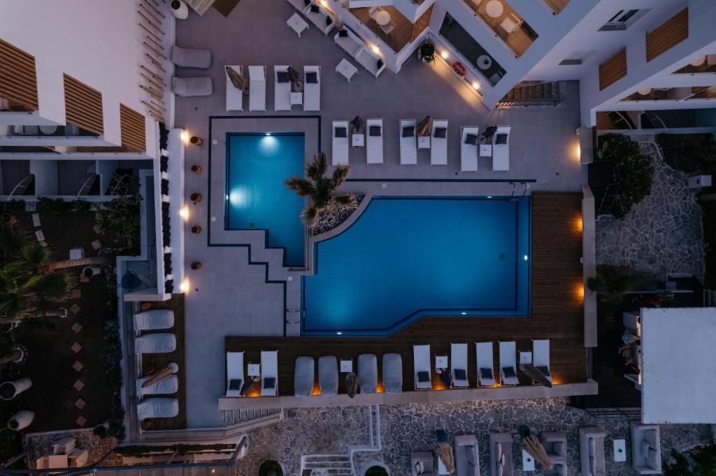 Bazén v ubytovaní Petradi Beach Lounge Hotel alebo v jeho blízkosti