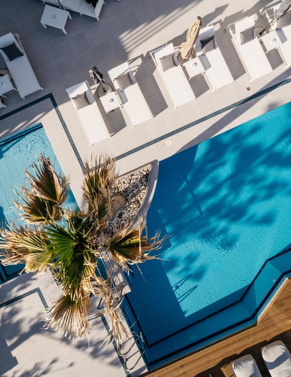 Bazén v ubytovaní Petradi Beach Lounge Hotel alebo v jeho blízkosti