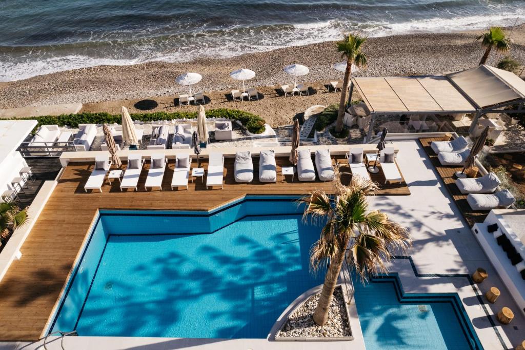 Bazén v ubytovaní Petradi Beach Lounge Hotel alebo v jeho blízkosti
