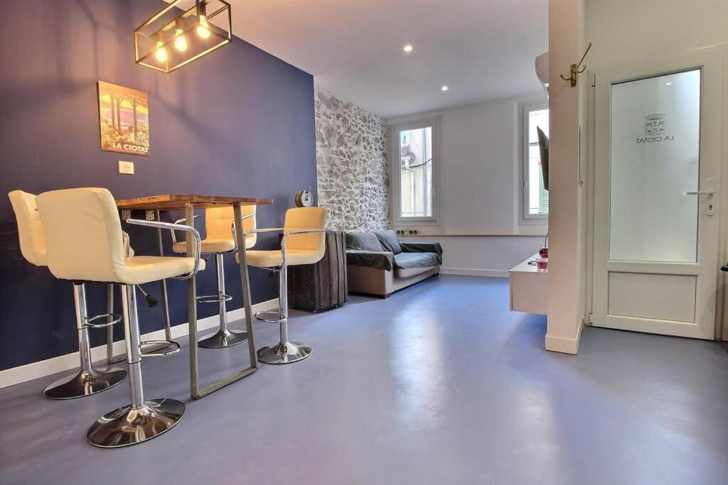 un salon avec une table et des chaises dans l'établissement Cosy d'Azur T2 centre historique-vieux port, à La Ciotat