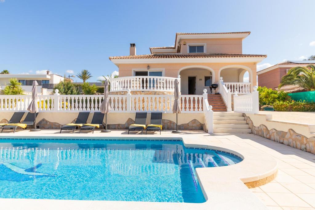 een villa met een zwembad voor een huis bij Casa Julia in Busot