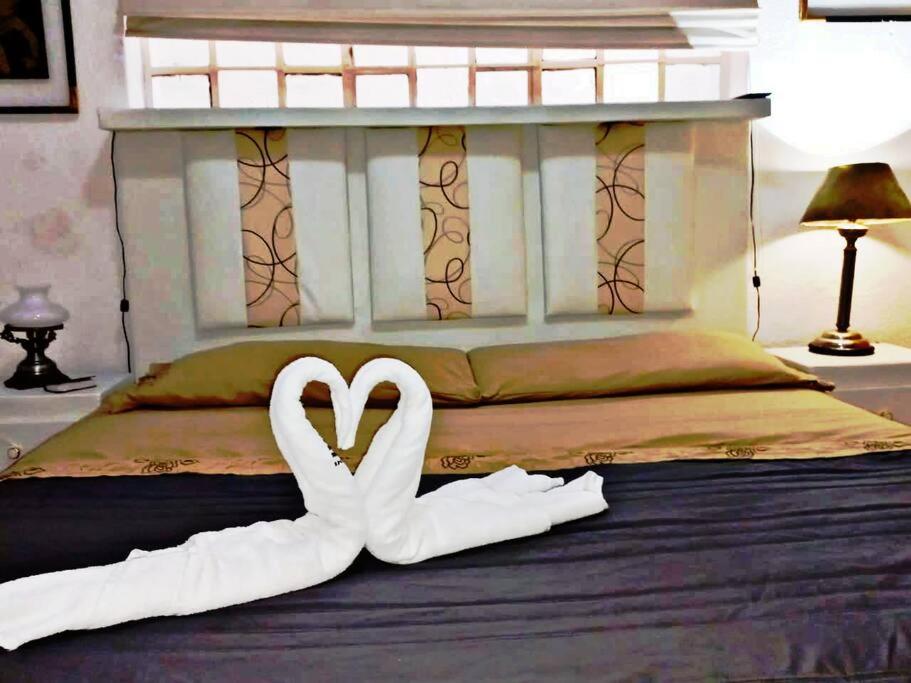 due cigni bianchi seduti sopra un letto di Departamento luxury Condesa a Città del Messico