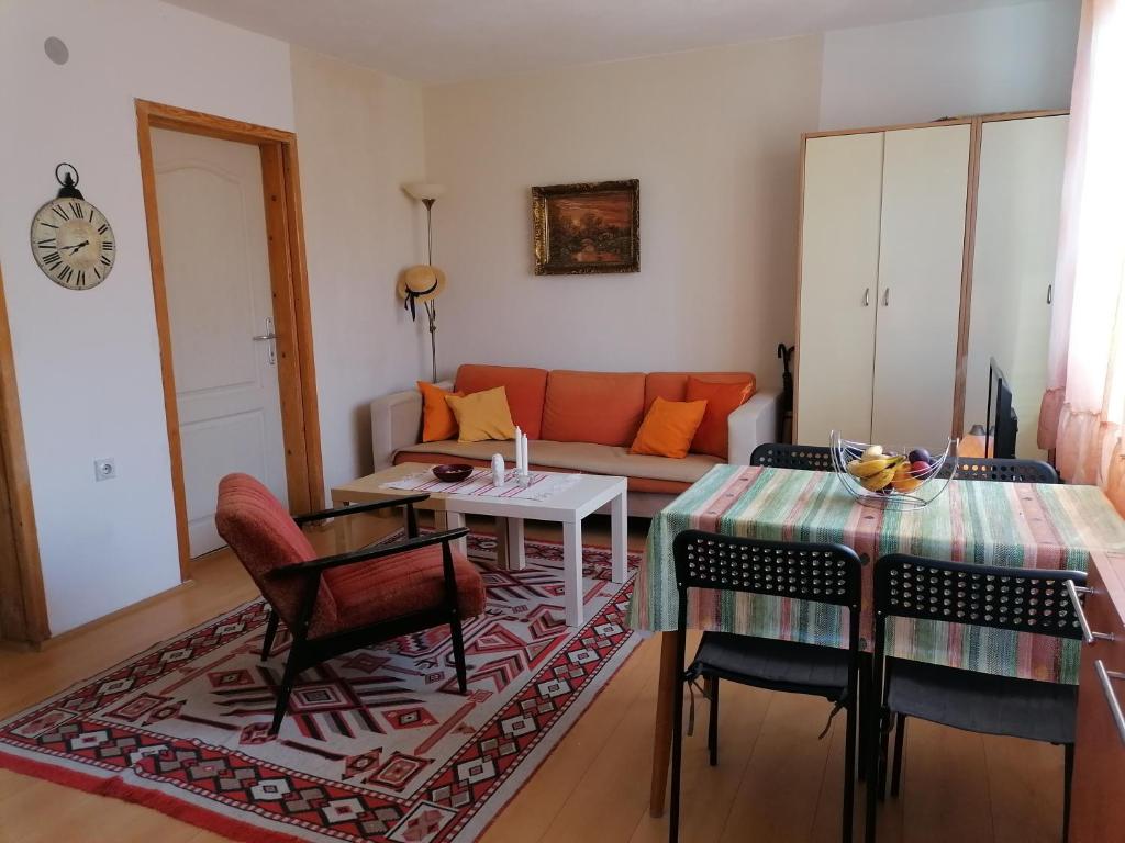 sala de estar con sofá, mesa y sillas en Villa Lila en Dolno Dupeni