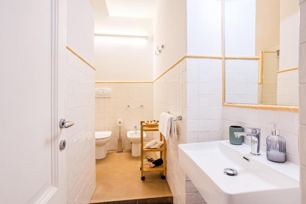 A bathroom at Condotta 16 Apartments