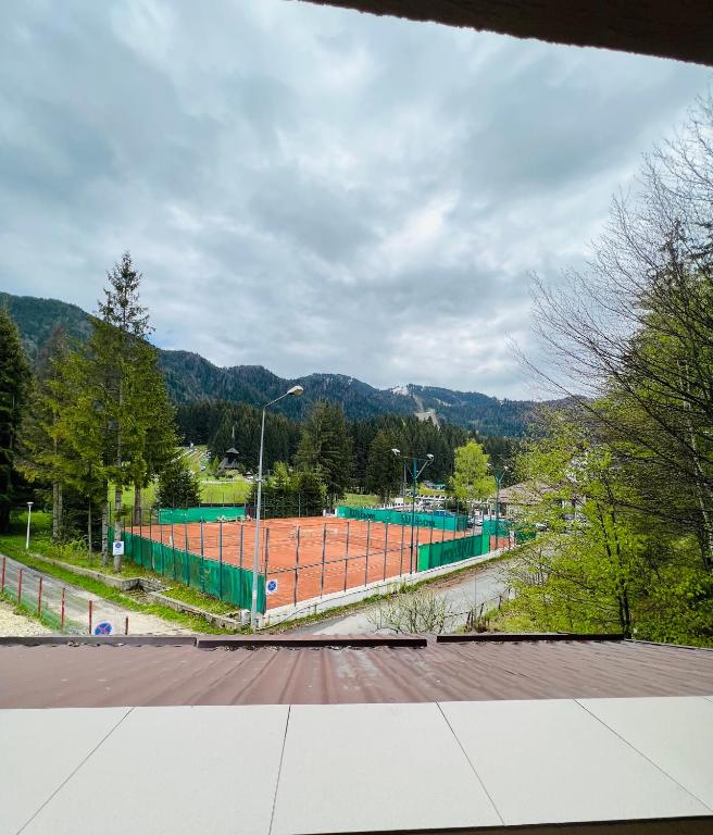 Tennis- og/eða veggtennisaðstaða á Pensiunea Zimbrul eða í nágrenninu