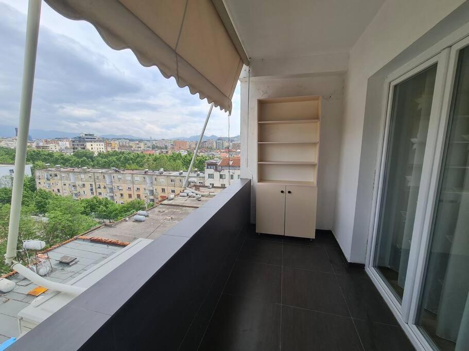 Un balcón o terraza de 2E Apartment Myslym Shyri