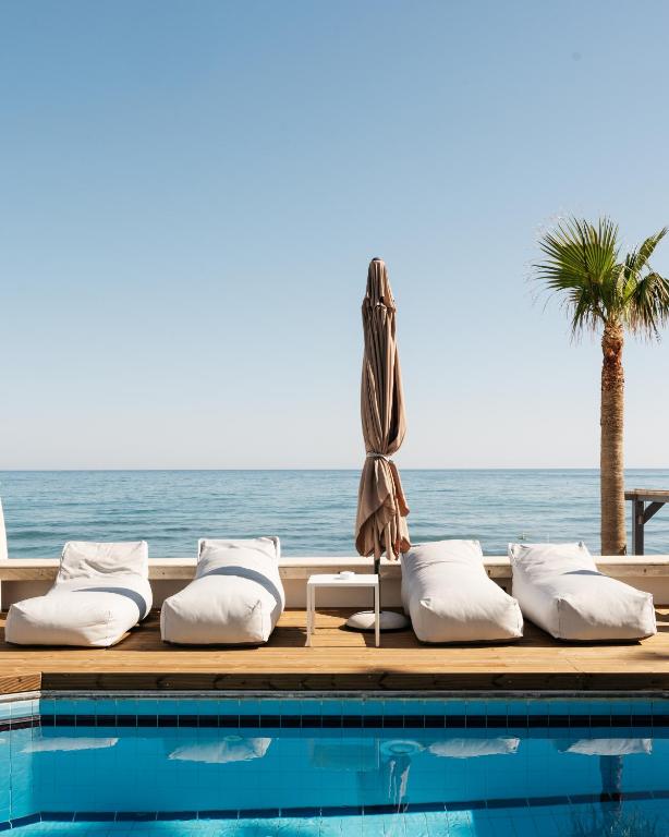 Bazén v ubytovaní Petradi Beach Lounge Hotel alebo v jeho blízkosti