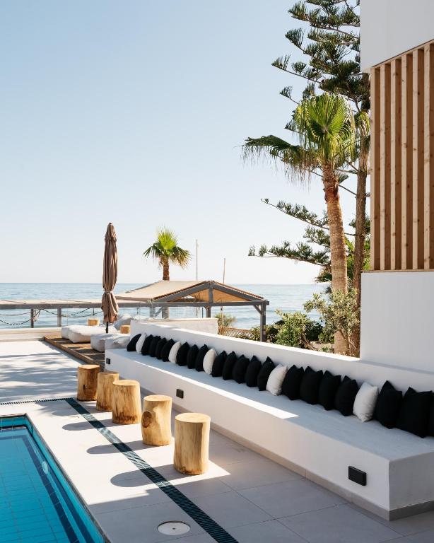 Bazén v ubytovaní Petradi Beach Lounge Hotel alebo v jeho blízkosti