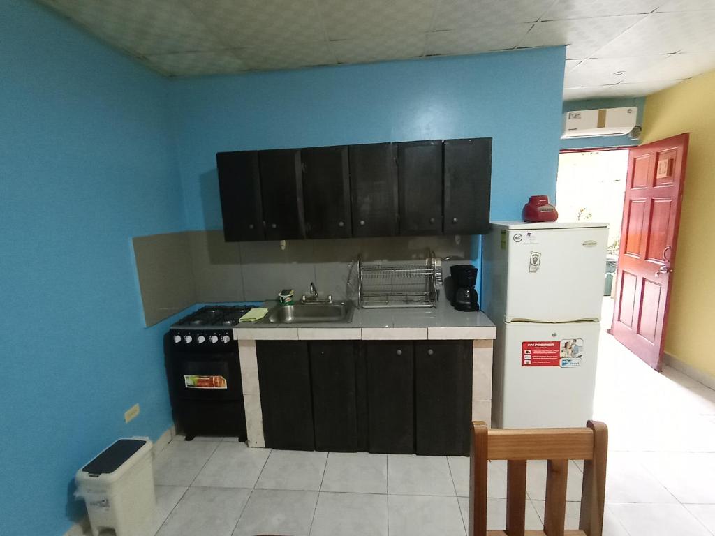 Kuchyň nebo kuchyňský kout v ubytování Sun Havens Apartments & Suites