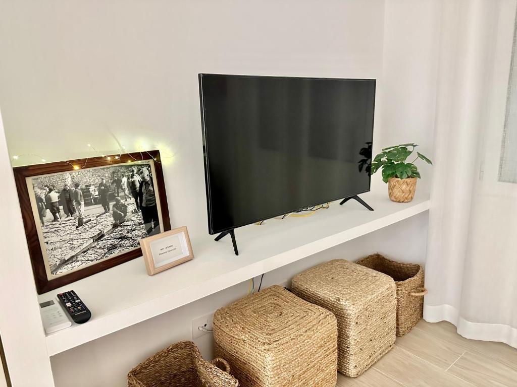 Televízia a/alebo spoločenská miestnosť v ubytovaní Norai