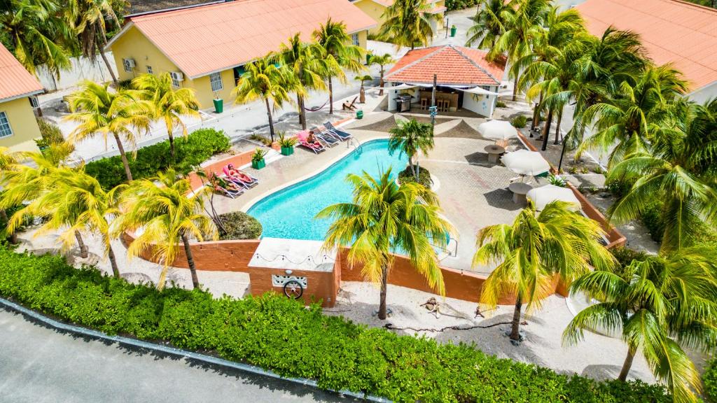 een luchtzicht op een resort met een zwembad en palmbomen bij ABC Resort Curacao in Willemstad