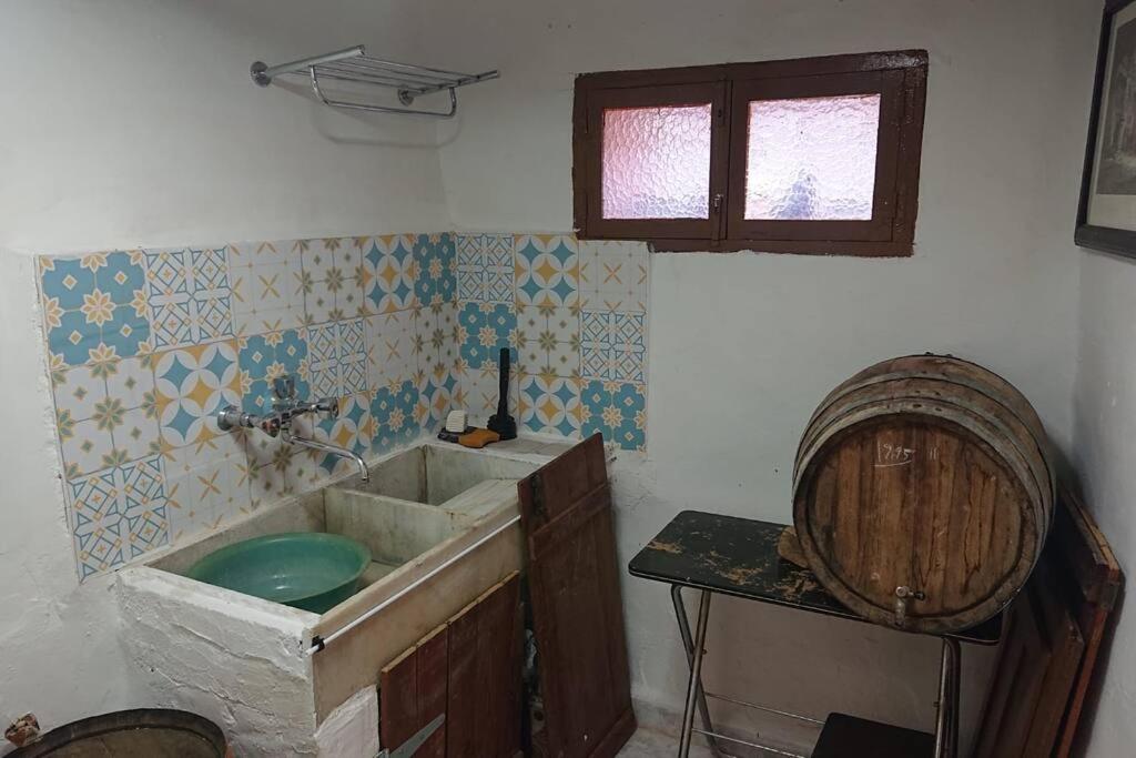 ein schmutziges Bad mit Waschbecken und Fenster in der Unterkunft Casa Calma en Sierra de Vicort, Zaragoza in Inogés