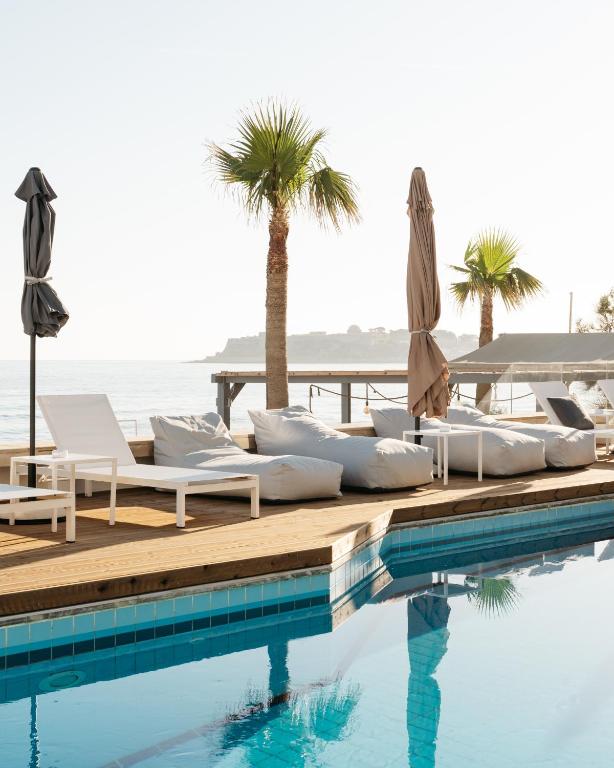 Bazén v ubytovaní Petradi Beach Lounge Hotel alebo v jeho blízkosti