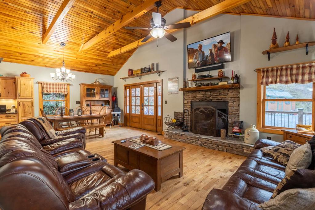 Whispering Waters Cabin, Boone (updated prices 2024)