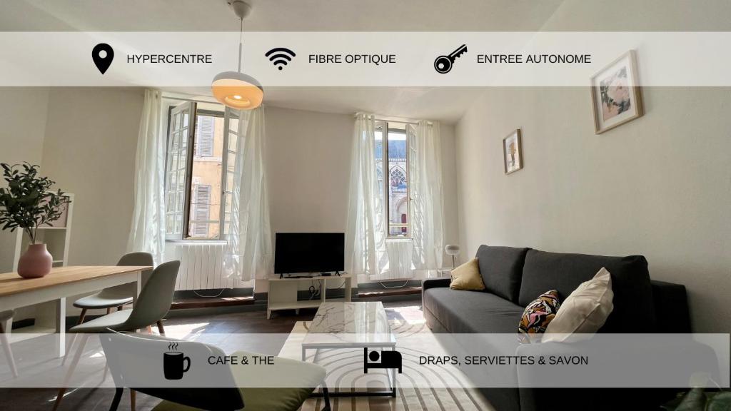 un salon avec un canapé et une table dans l'établissement L'écrin de Saint-Cyr, à Nevers