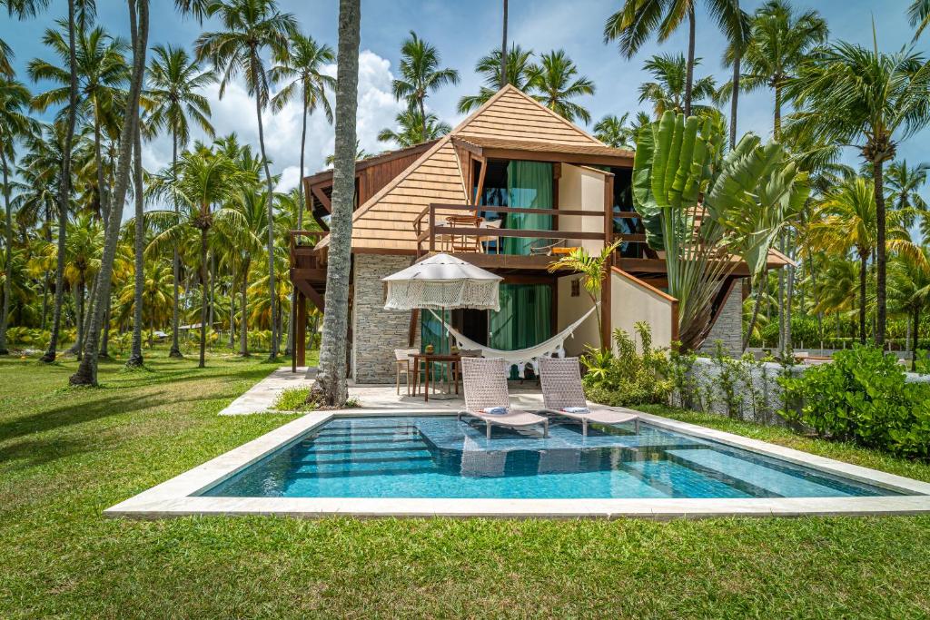 Bazén v ubytování Pontal dos Carneiros Beach Bungalows nebo v jeho okolí