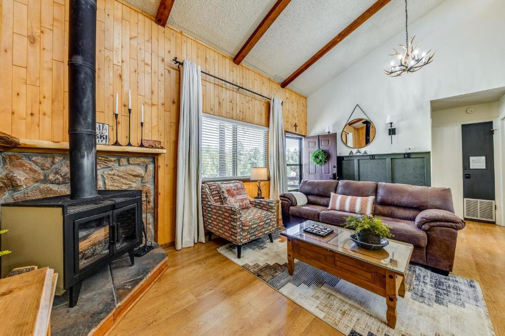 - un salon avec une cheminée et un canapé dans l'établissement Cozy Ruidoso Condo about 15 Mi to Ski Apache!, à Ruidoso