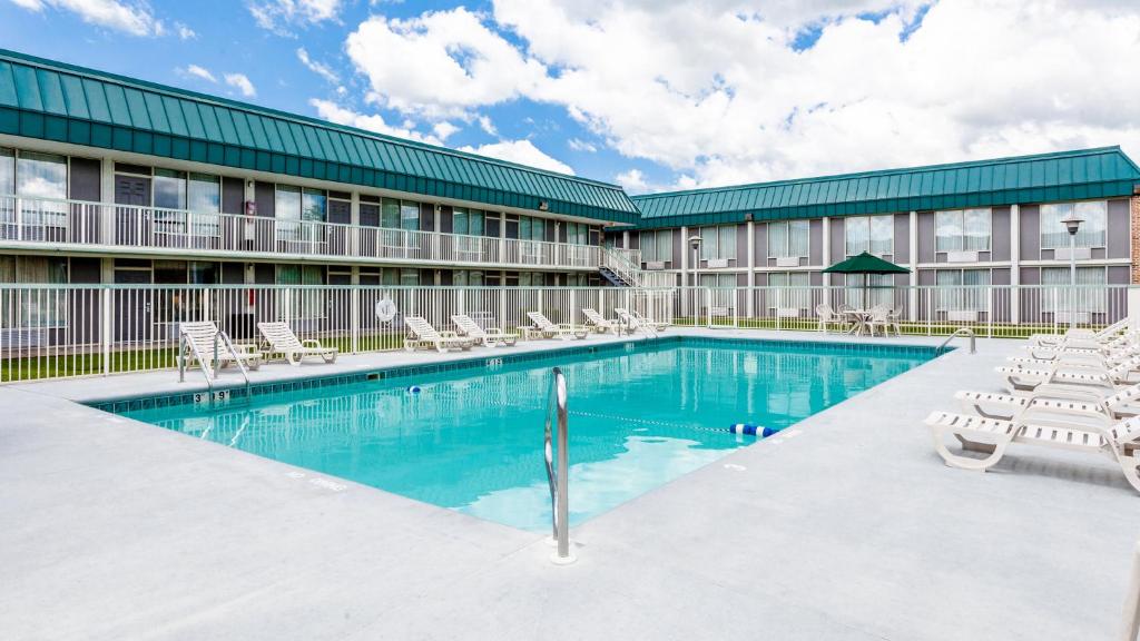 The swimming pool at or close to Red Roof Inn & Suites DeKalb