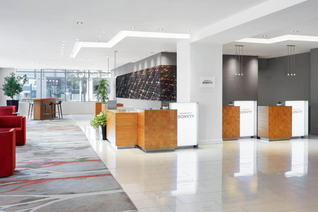 un vestíbulo de oficina con encimeras de madera y una mesa en Delta Hotels by Marriott Ottawa City Centre en Ottawa