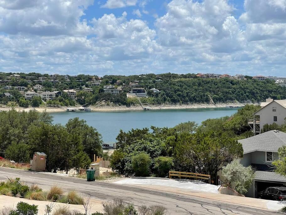 - une vue sur un lac avec une maison et une route dans l'établissement Lakeview Bungalow-Access to Lake, Pool, Gym, &Park, à Lago Vista