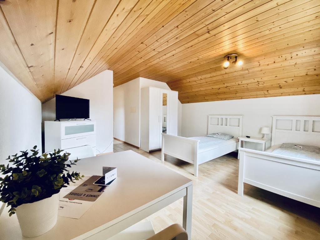 Postel nebo postele na pokoji v ubytování Furnished Living Room in Günsberg Solothurn