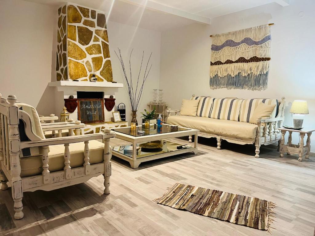 - un salon avec un canapé et une table dans l'établissement Maria's Anatolia Villa, à Karpathos