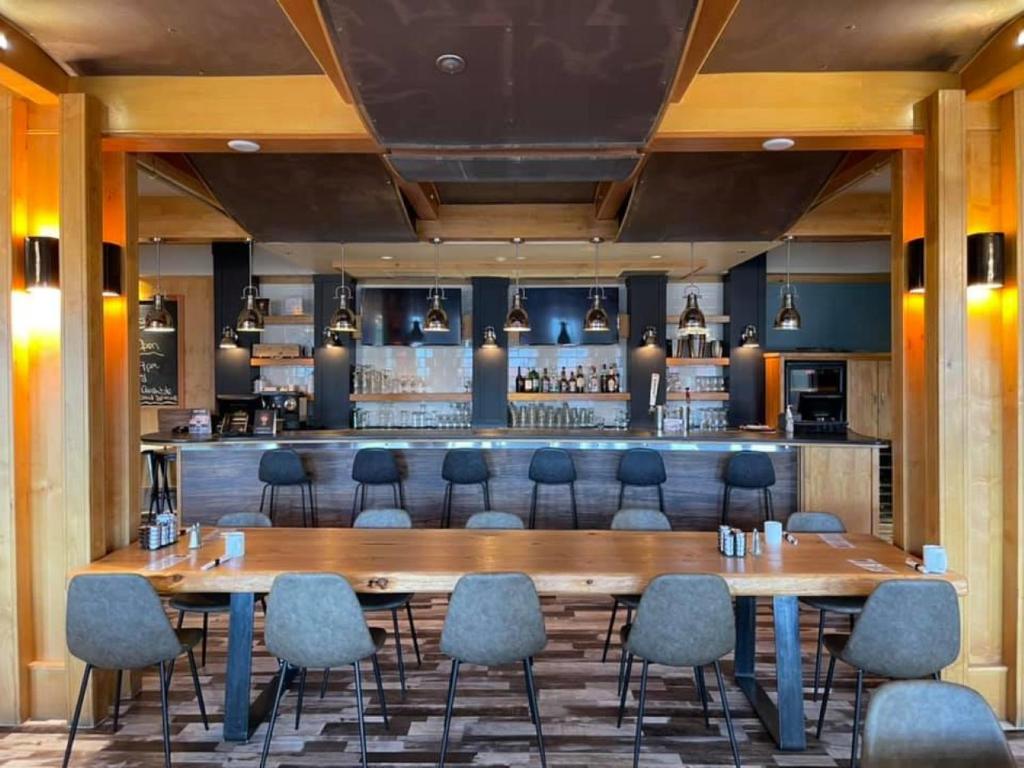 Posezení v ubytování Prestige Hudson Bay Lodge & Conference Centre, WorldHotels Crafted Collection