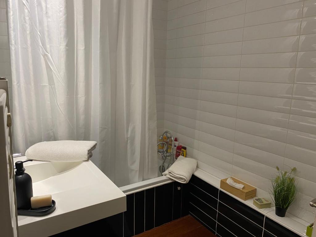 Kúpeľňa v ubytovaní Le Patio Père Pigne Guestroom