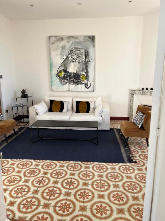 - un salon avec un canapé blanc et un tapis dans l'établissement La Suite 68 Bandol avec jardin et parking privatif, à Bandol