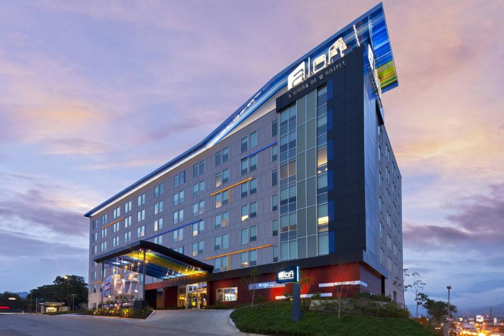 een hotel met een bord aan de zijkant van een gebouw bij Aloft San Jose Hotel, Costa Rica in San José