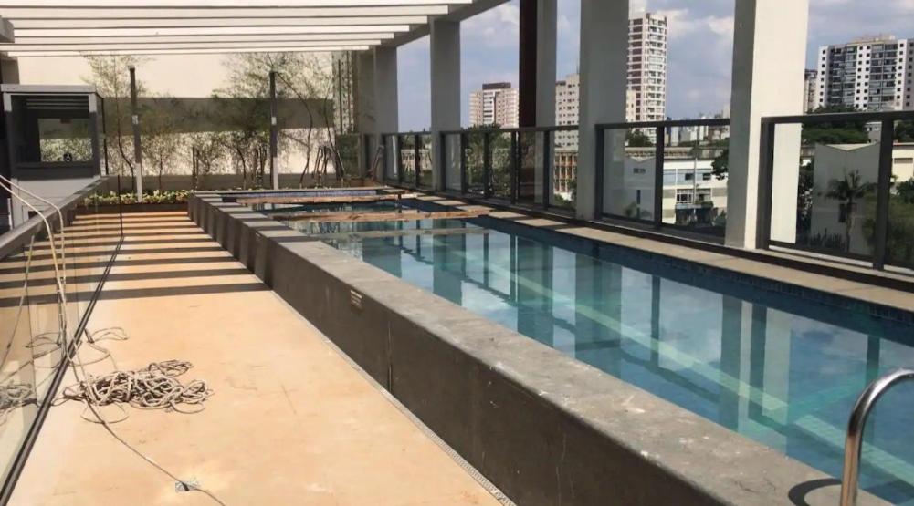 a large swimming pool on the roof of a building at Apartamento em São Paulo (Dallacosta) in São Paulo