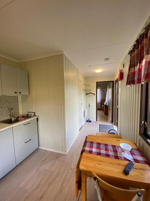 Kuchyň nebo kuchyňský kout v ubytování Furusjöns Cottage