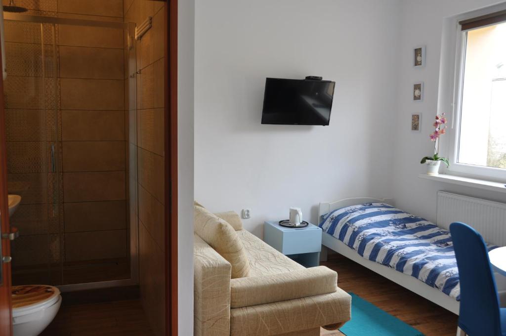 Telewizja i/lub zestaw kina domowego w obiekcie Dom gościnny "MONIKA"- 10 min do plaży,