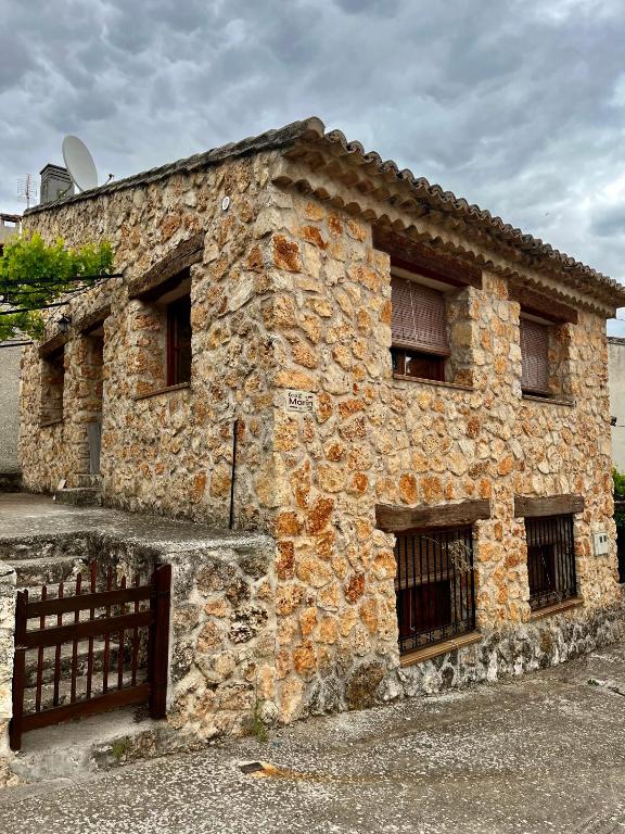 a stone building with a gate in front of it at Casa del Espliego in Barriopedro