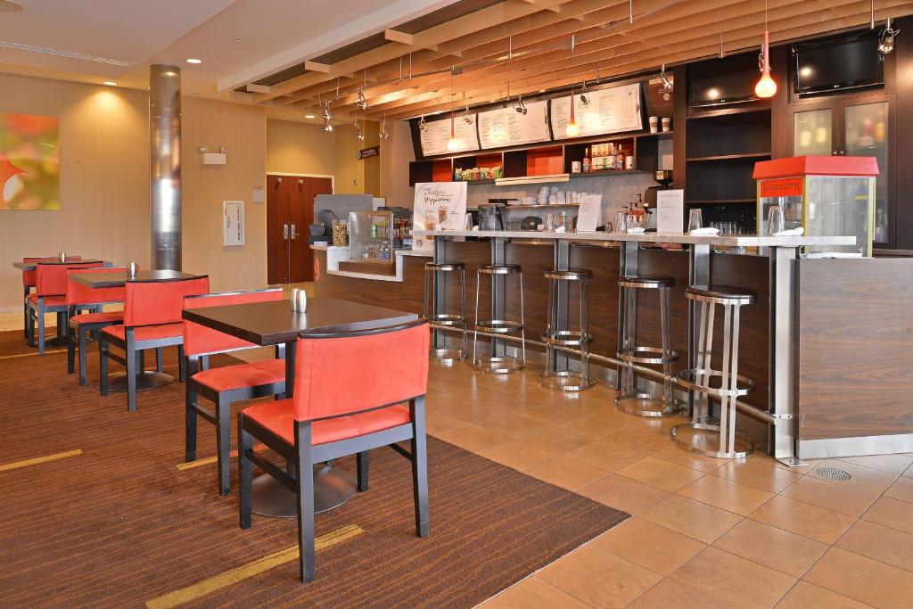 restauracja ze stołami i krzesłami oraz bar w obiekcie Courtyard Mt. Holly Westampton w mieście Westampton Township