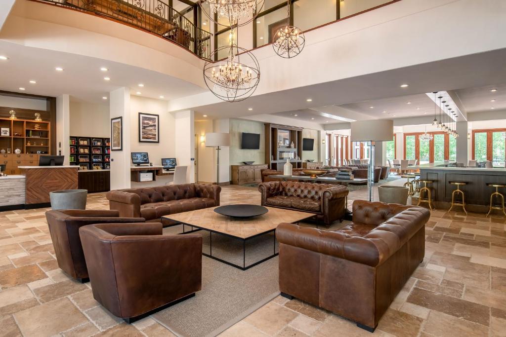 una gran sala de estar con sofás y una mesa. en Four Points by Sheraton Santa Cruz Scotts Valley, en Scotts Valley