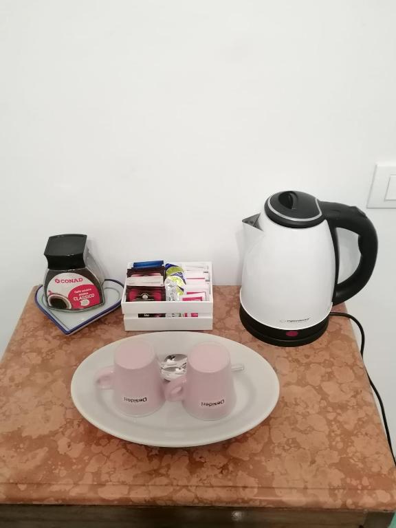 Příslušenství pro přípravu čaje a kávy v ubytování POSITANO CENTRAL HOUSE free wi-fi and air condition